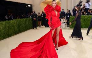 Самые роскошные платья с рекордно длинным шлейфом на Met Gala 2021