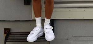 Белые кеды — самая удобная обувь осени 2021. Вот 10 пар на любой бюджет
