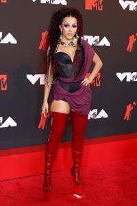 Меган Фокс, Doja Cat и другие — в чем звезды пришли на красную дорожку MTV VMA 2021