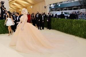 Самые роскошные платья с рекордно длинным шлейфом на Met Gala 2021