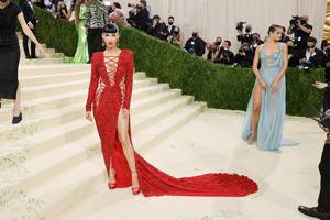 Самые роскошные платья с рекордно длинным шлейфом на Met Gala 2021