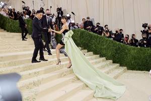 Самые роскошные платья с рекордно длинным шлейфом на Met Gala 2021