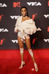 Меган Фокс, Doja Cat и другие — в чем звезды пришли на красную дорожку MTV VMA 2021