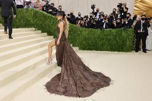 Самые роскошные платья с рекордно длинным шлейфом на Met Gala 2021