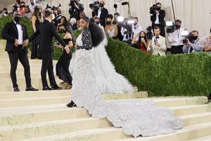 Самые роскошные платья с рекордно длинным шлейфом на Met Gala 2021