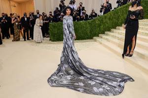 Самые роскошные платья с рекордно длинным шлейфом на Met Gala 2021