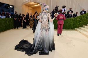 Самые роскошные платья с рекордно длинным шлейфом на Met Gala 2021