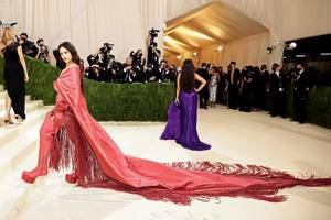 Самые роскошные платья с рекордно длинным шлейфом на Met Gala 2021