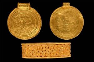 
        В Дании найдено одно из величайших золотых сокровищ в истории            