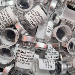 Серьги за 25 долларов в виде вакцины от коронавируса стали предметом споров в сети