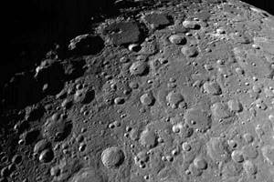 
        Ученые обнаружили на Луне воду            