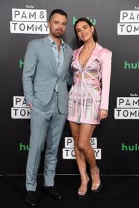 Лили Джеймс выбрала «голое» платье в стиле сексуального киборга для фотоколла сериала «Пэм и Томми»