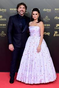 Пенелопе Крус очень идет нежно-розовый оттенок платья, которое она надела на Goya Awards 2022