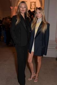 Невероятно похожие Кейт и Лила Мосс показали два модных способа носить классический жакет