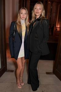 Невероятно похожие Кейт и Лила Мосс показали два модных способа носить классический жакет