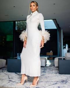 Сиара выглядит божественно в обтягивающем белоснежном платье из трикотажа