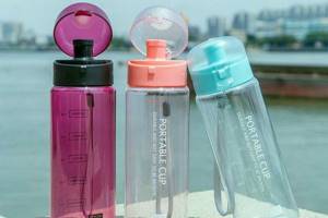 
        Пластиковые бутылки выделяют в воду сотни потенциально опасных химикатов            