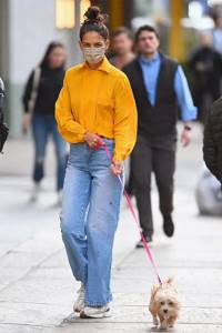 Кэти Холмс гуляет по Нью-Йорку в очень смелой и модной блузке