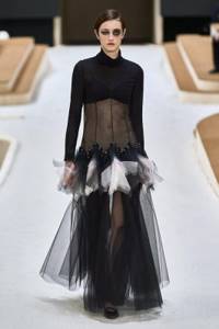 Кристен Стюарт примерила самое обсуждаемое кутюрное платье Chanel