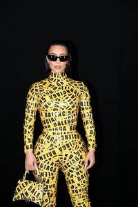 Ким Кардашьян примерила самый необычный комбинезон из новой коллекции Balenciaga