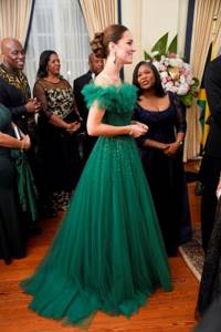 Кейт Миддлтон примерила малахитовое платье принцессы и показала бесценные королевские бриллианты