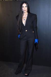 Изменившаяся до неузнаваемости Деми Мур в костюме на голое тело на показе Saint Laurent