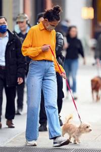 Кэти Холмс гуляет по Нью-Йорку в очень смелой и модной блузке