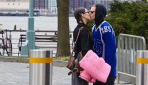 Страстные поцелуи и образы в стиле нулевых: как Белла Хадид провела выходные?