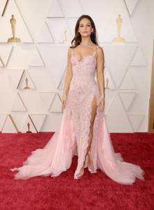 Нежно-розовый — один из трендов «Оскара-2022», который возвращается из года в год