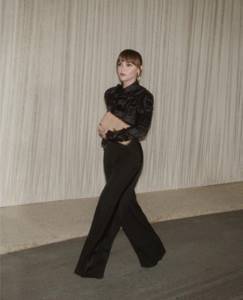 Роскошные стрелки и экстравагантные вырезы на брюках: Ирина Шейк затмила всех на вечеринке Burberry 