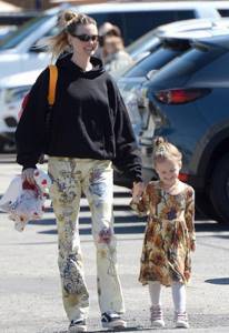Редкий кадр: жена солиста Maroon 5 Бехати Принслу на прогулке с дочерью 