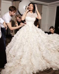Все еще незамужняя Кайли Дженнер сменила два платья невесты на Met Gala 2022