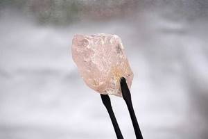
        В Анголе обнаружен самый крупный розовый алмаз за 300 лет            