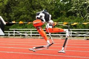 
        Двуногий робот установил рекорд Гиннесса на стометровке            