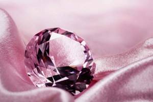 
        Уникальный розовый бриллиант продали на аукционе за $28,5 млн            