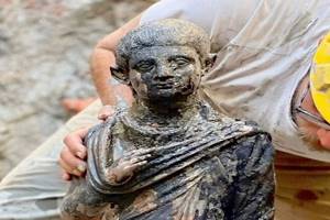 
        В глиняных отложениях обнаружили древние статуи            