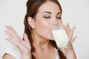 Почему стакан теплого молока на ночь помогает заснуть