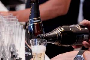 
        Ученые измерили скорость вылета пробки из бутылки шампанского            