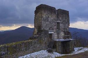 
        Средневековую крепость случайно обнаружили в горах            